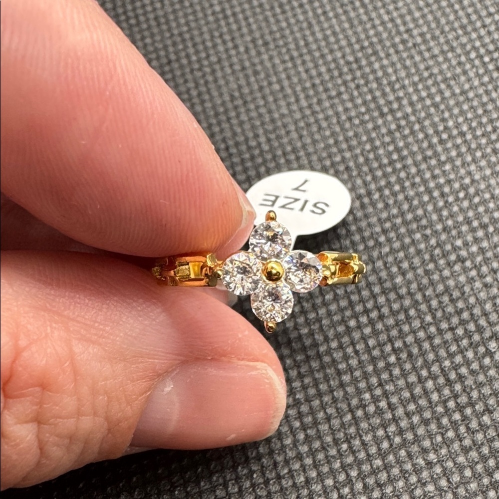 NEW 18k Gold Plated Stainless Steel Flower Minimalist Ring Sz 7 Waterproof Shiny - Picture 3 of 3